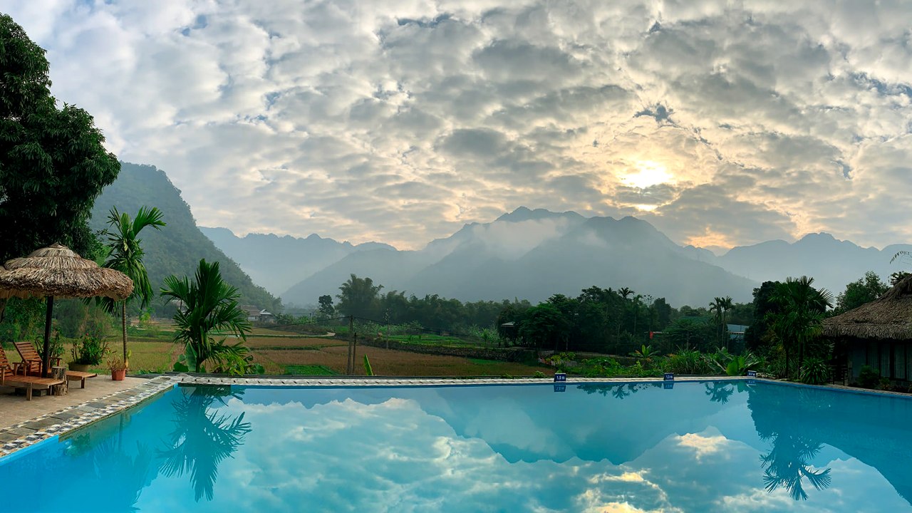 Bể bơi rộng đến 200m2 tại Mai Châu Sky Resort